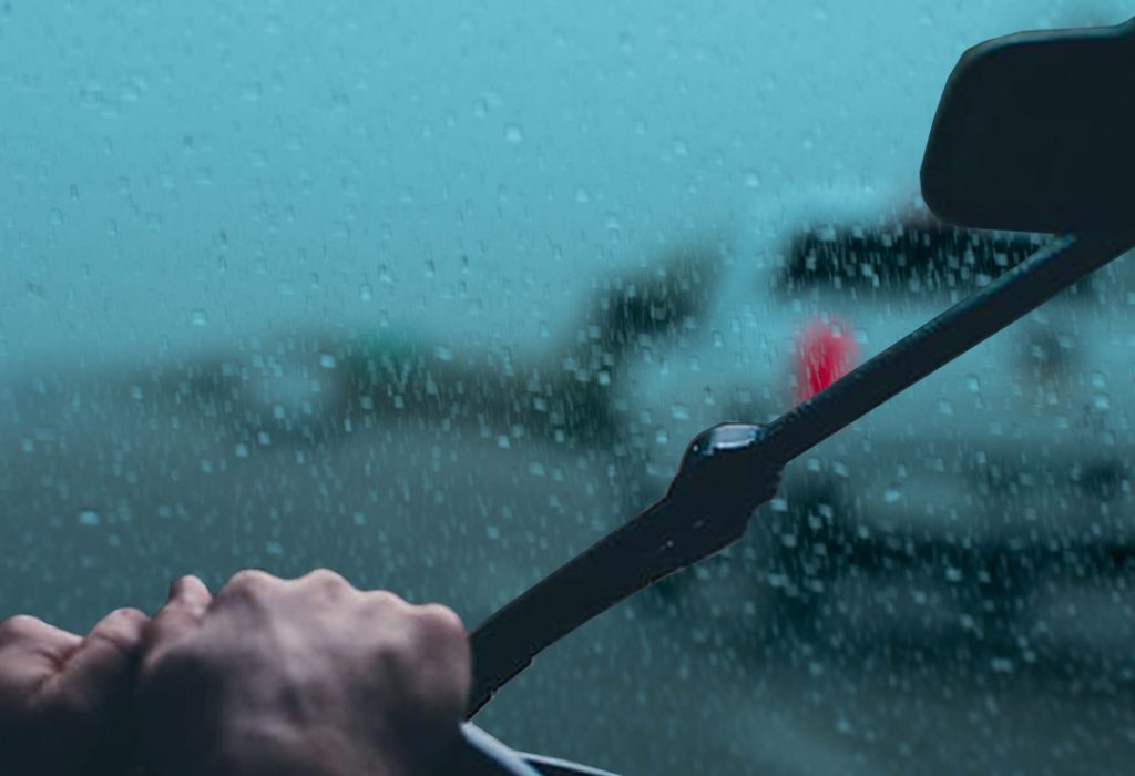 Zahmlievajú sa vám okná na aute? 5 spôsobov ako sa zahmlených skiel zbaviť