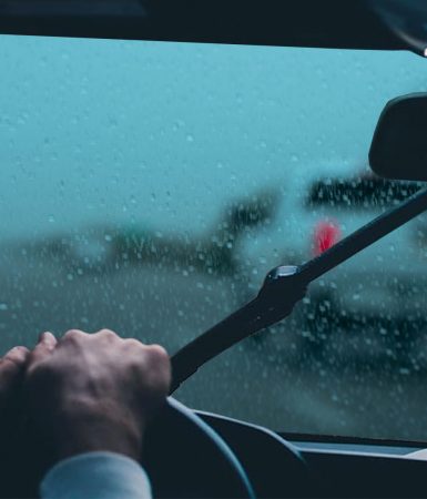 Zahmlievajú sa vám okná na aute? 5 spôsobov ako sa zahmlených skiel zbaviť